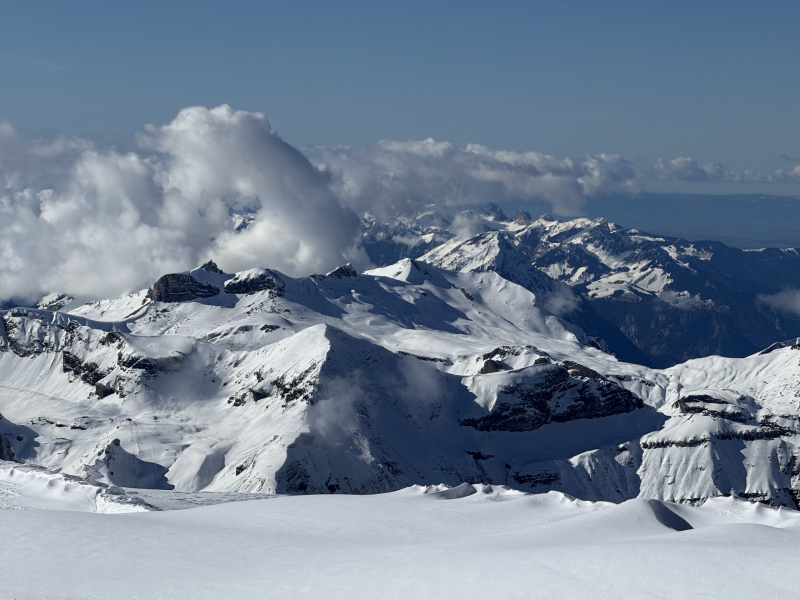 Wolken-über-die-Berner-Alpen