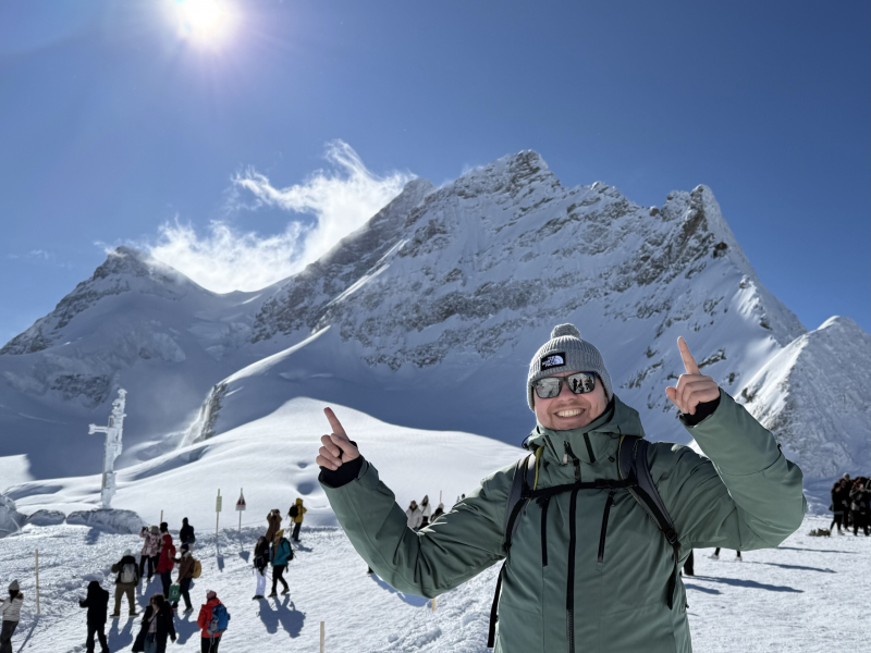 Besucher-vor-der-Jungfrau-Gipfel