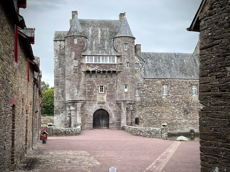 Chateau-de-Trecesson-weiße-Dame