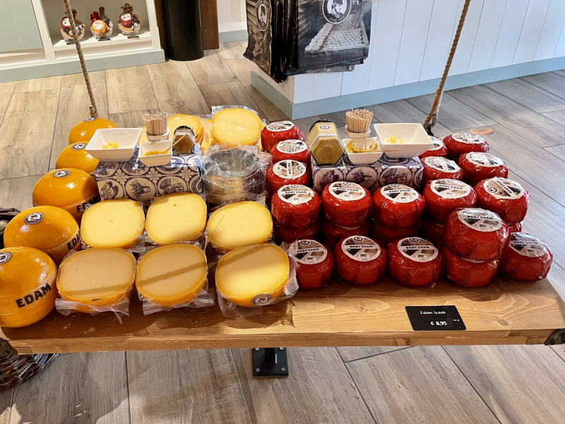 Edam-Käseregal-im-Geschäft