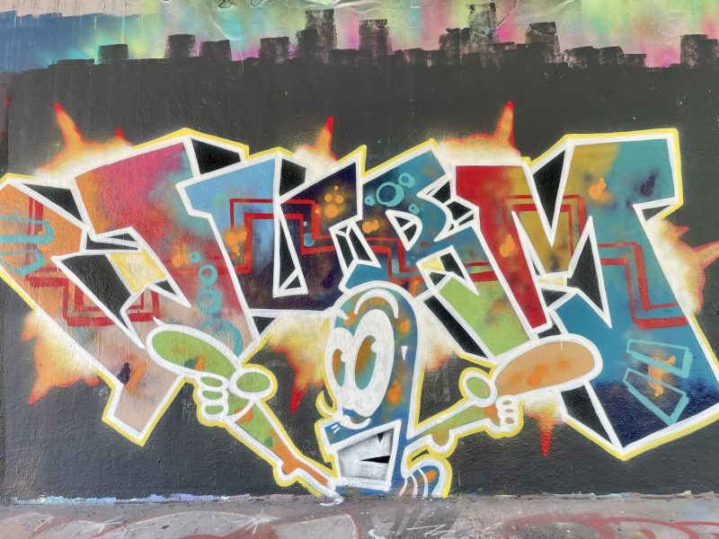Graffiti-Schriftzug-Brückenwand
