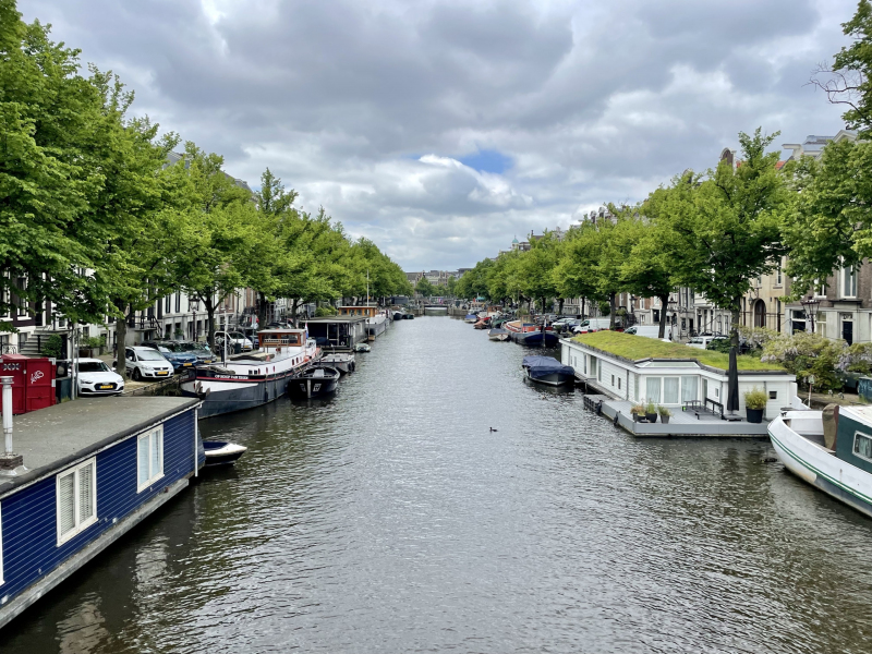 Gracht-Amsterdam-mit-Booten