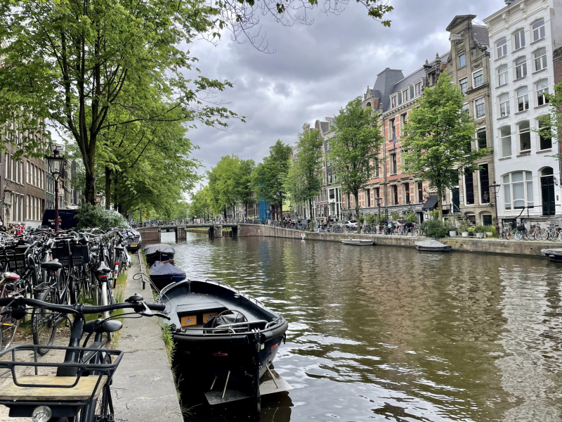 Amsterdam-Gracht-mit-Boot