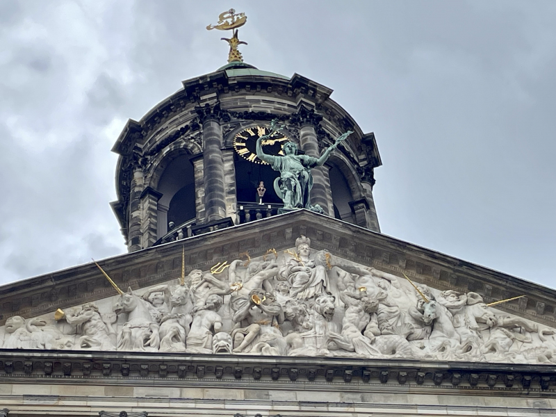 Amsterdam-Figur-auf-einem-Turm