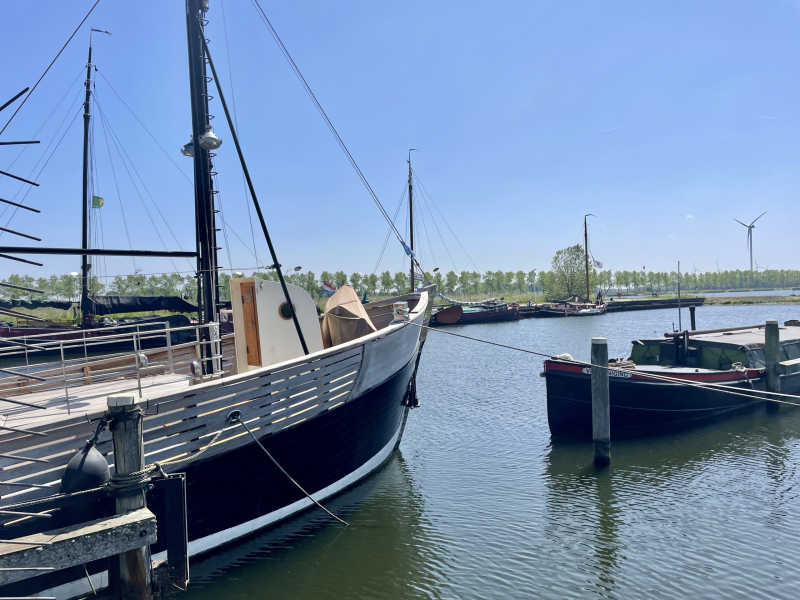 Segelbott-im-Hafen-Sas-van-Gent