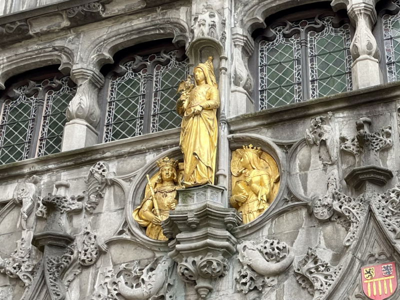 Brügge-Heilig-Blut-Basilika-Figuren-Gold